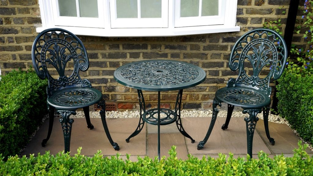 a table and chairs outside a house